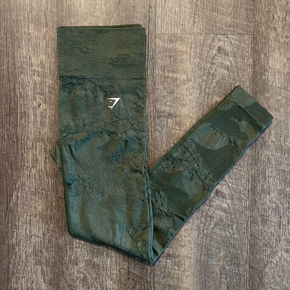 GYMSHARK ADAPT CAMO SEAMLESS LEGGING. size SMALL